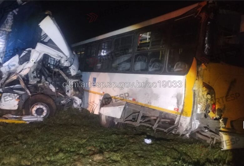 Bitrem atinge ônibus parados e provoca interdição parcial na Washington Luís