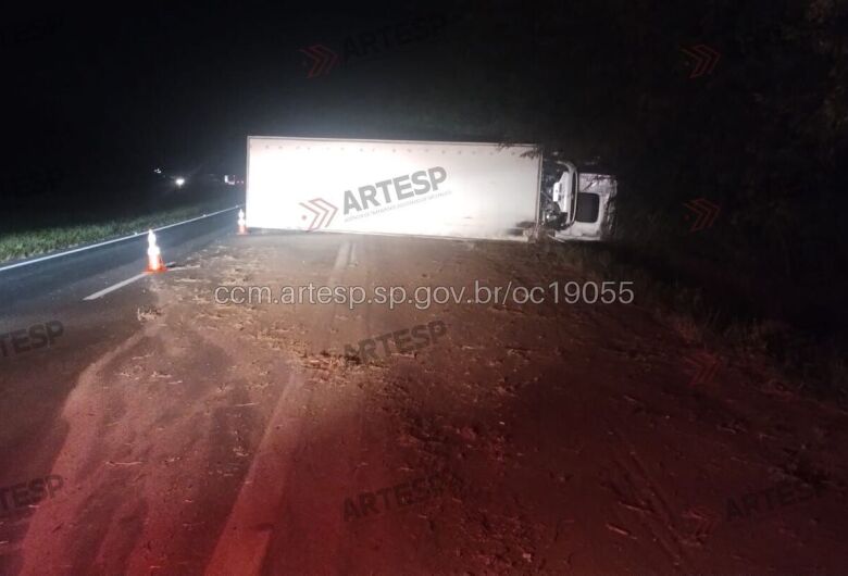 Caminhoneiro com sinais de embriaguez fica ferido após tombamento na Washington Luís