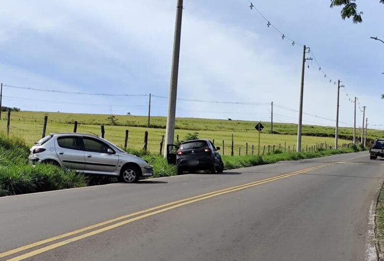 Carro se solta de guincho e atinge outro veículo em São Carlos