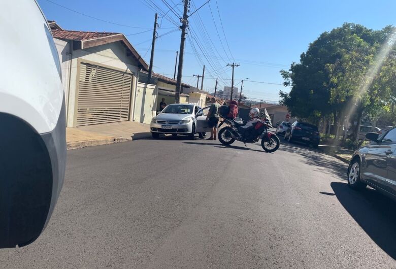 Colisão entre moto elétrica e carro deixa idoso ferido no Jardim Cruzeiro do Sul