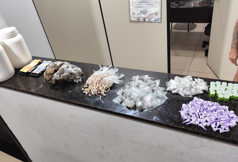 Operação da Força Tática apreende grande quantidade de drogas e prende três por tráfico