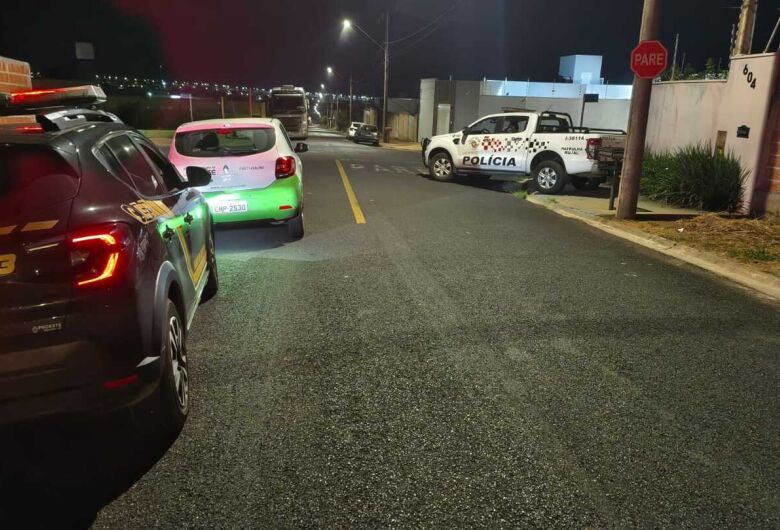 Operação conjunta fiscaliza bares e resulta em prisão por tráfico de drogas