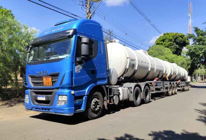 Caminhão roubado é localizado abandonado em posto às margens da SP-310