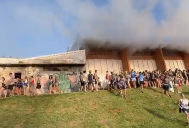 Sinalizadores provocam evacuação de ginásio durante jogo da Economíadas