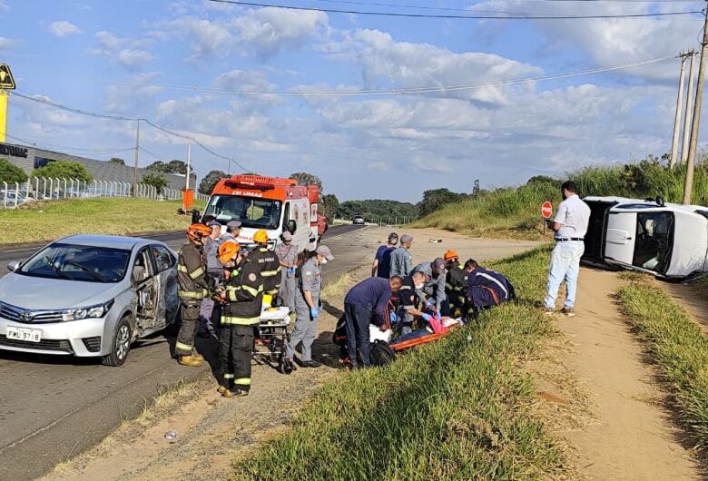 Picape capota após colisão na SP-215 e deixa três feridos em São Carlos