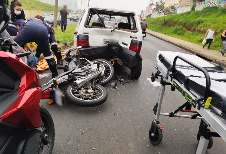 Motoboy sofre grave acidente no pontilhão da Praça Itália