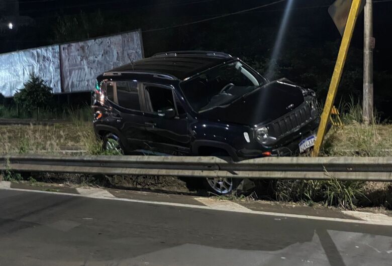 Carro colide em defensa metálica na região do Cristo 