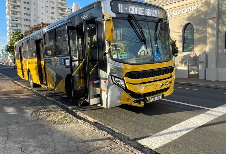 Picape avança sinal de pare e causa acidente com ônibus no Centro 