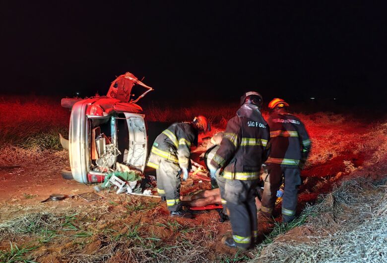 Capotamento deixa três feridos  na estrada Guilherme Scatena