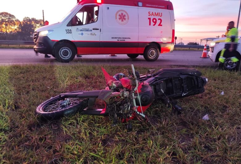 Motociclista fica em estado grave após queda na Domingos Innocentini, em São Carlos