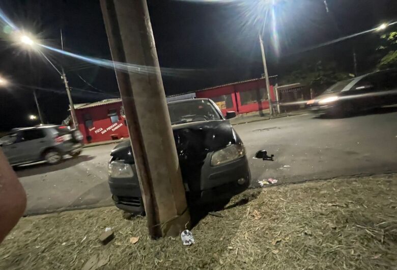 Gol é arremessado contra poste após colisão na Vila Prado