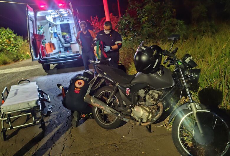 Motociclista fica ferido após colisão e outro condutor foge sem prestar socorro no Parque Industrial