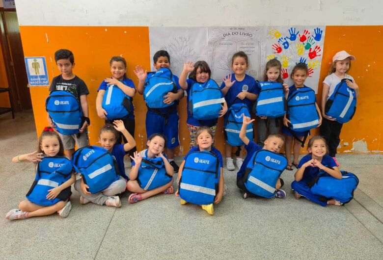 Prefeitura de Ibaté entrega kits de uniforme escolar para alunos da rede municipal