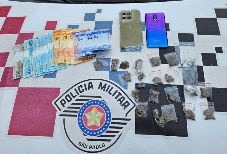 Mulher é presa por tráfico após tentar fugir da polícia com criança dentro do carro