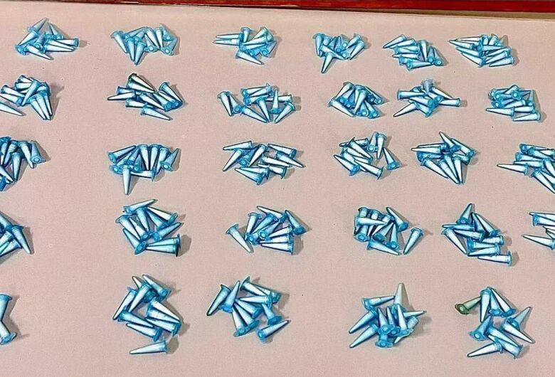 Dupla é presa com mais de 400 pinos de cocaína após tentar esconder droga em casa em Analândia