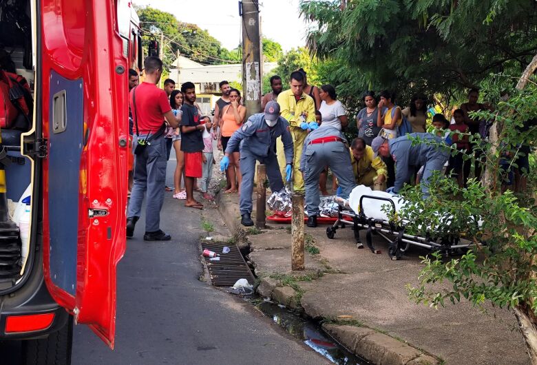 Mulher fica ferida após cair em ribanceira no Jardim Gonzaga