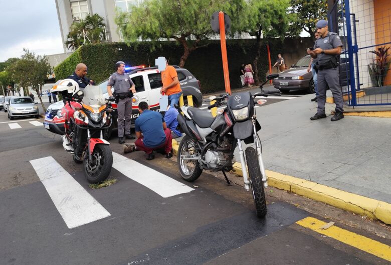 Motoqueiro fica ferido após colisão com carro no Jardim Paraíso
