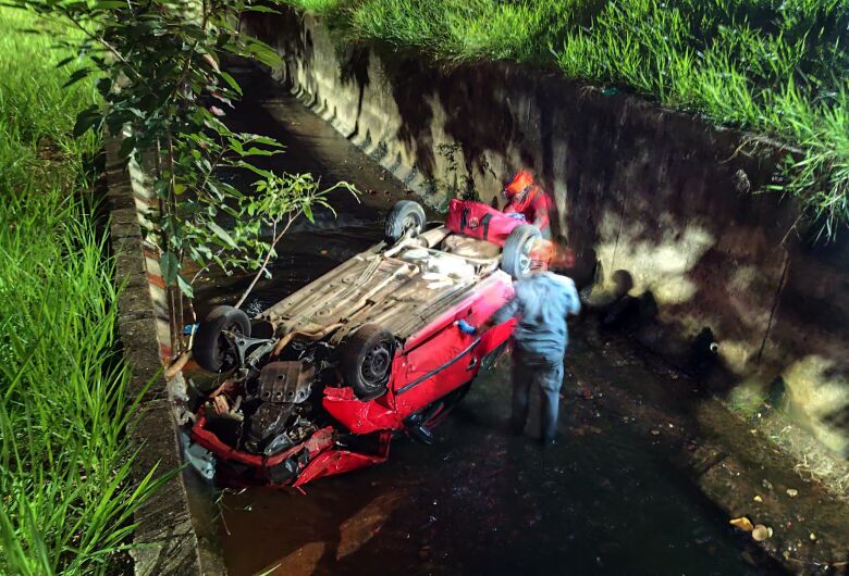 Carro cai em córrego na Trabalhador São-Carlense