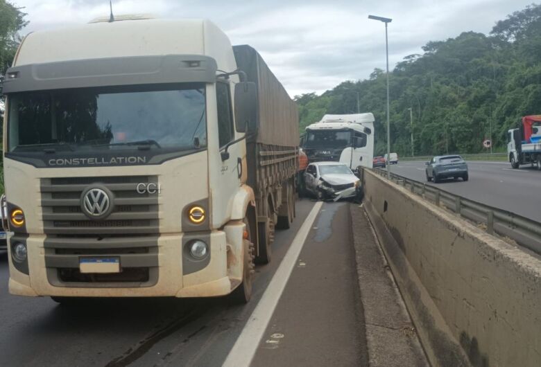 Engavetamento envolvendo vários veículos causa interdição parcial na Washington Luís