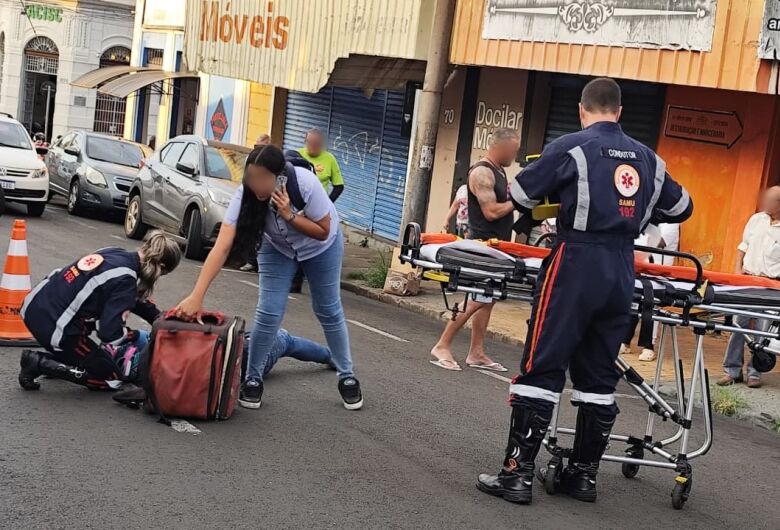 Motoboy fica ferido após colisão com carro no Centro