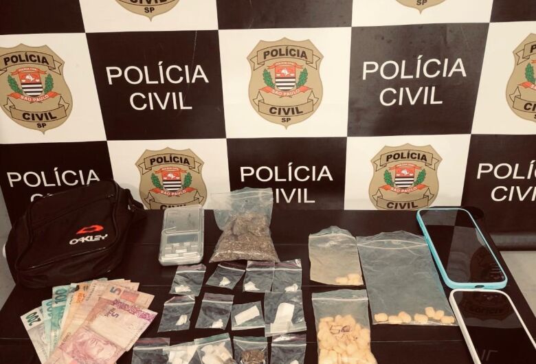 Polícia Civil prende jovem por tráfico de drogas durante operação em São Carlos