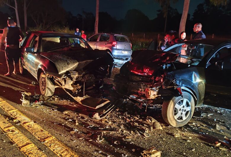 Colisão frontal seguida de batida traseira deixa dois feridos na SP-215
