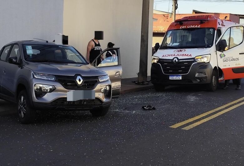 Colisão entre carros termina em capotamento na Vila Prado