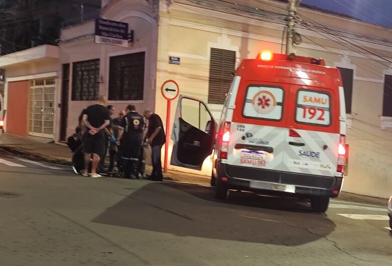 Motociclista fica ferida após carro avançar "pare" e provocar queda no Centro