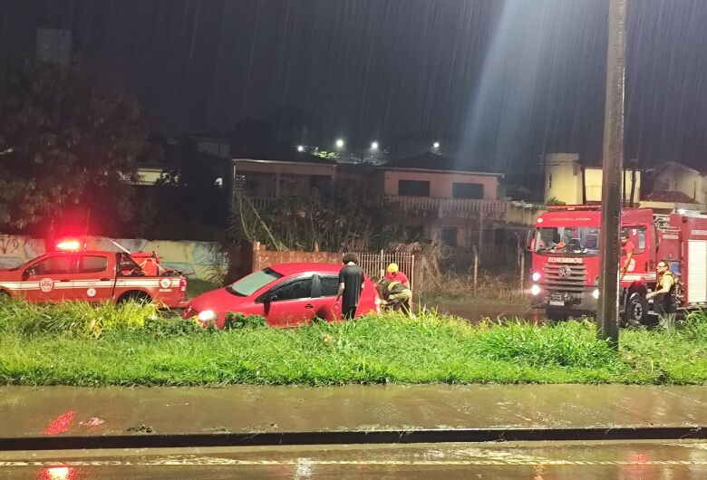 Chuva forte deixa carro ilhado na região da rodoviária 
