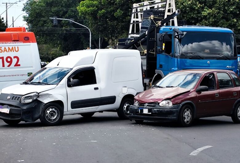 Fiorino e Corsa batem em cruzamento na Vila Prado