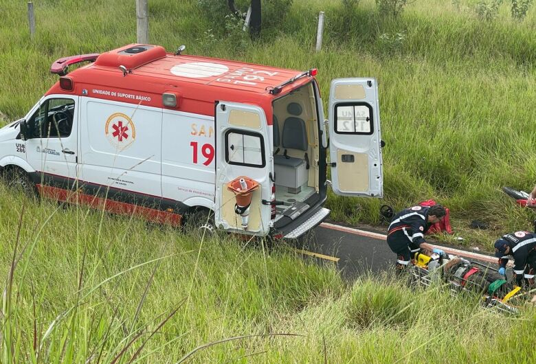 Motociclista fica gravemente ferido após queda na SP-215 em São Carlos