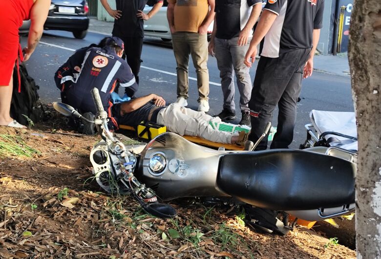 Motociclista sofre fratura exposta após colisão com carro e árvore