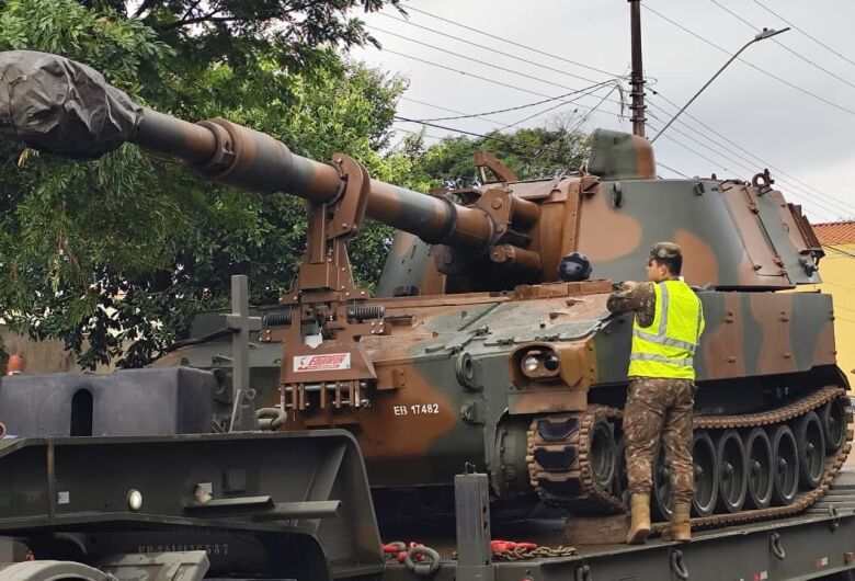 Não é guerra: blindado do Exército chama atenção e viraliza em cidade do interior de SP