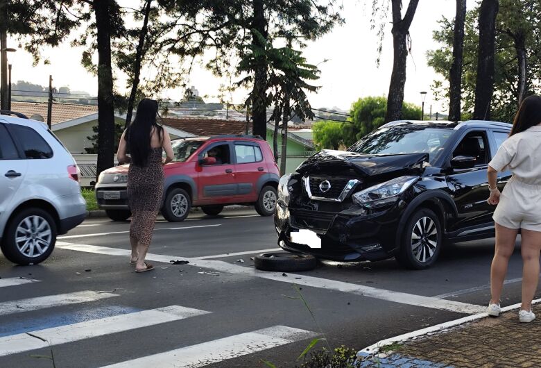 Colisão traseira causa congestionamento na Avenida São Carlos