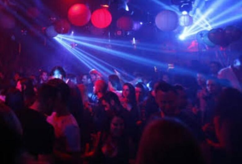 Flash Back "Túnel do Tempo" promete noite nostálgica com DJs e atrações especiais em São Carlos