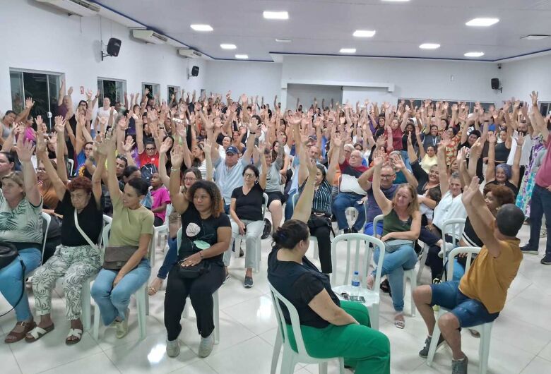 Servidores rejeitam por unanimidade proposta da Prefeitura e aprovam greve