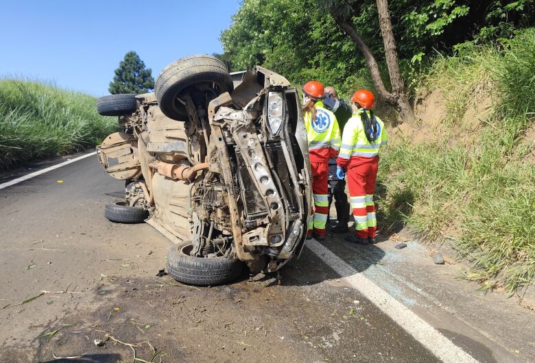 Motorista perde controle e capota veículo na alça de acesso do Jardim Tangará