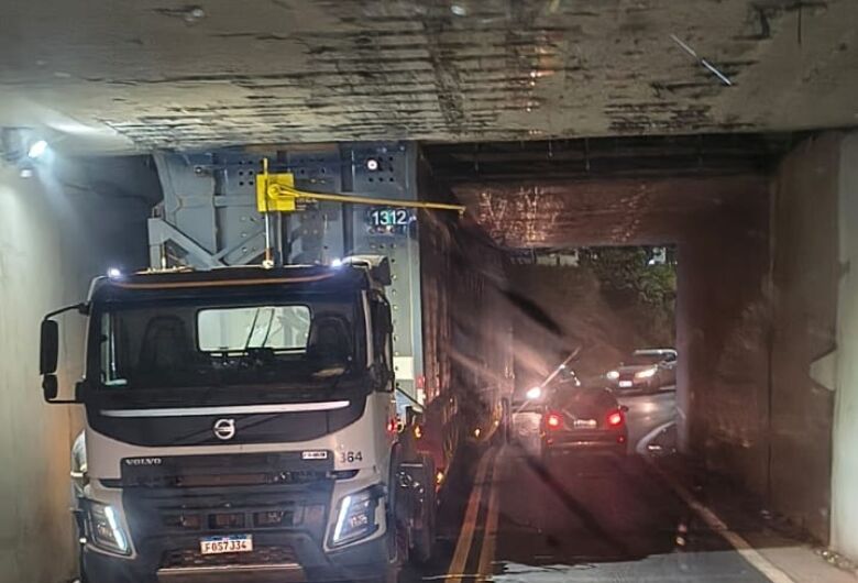 Caminhão fica enroscado em pontilhão do Jardim Tangará