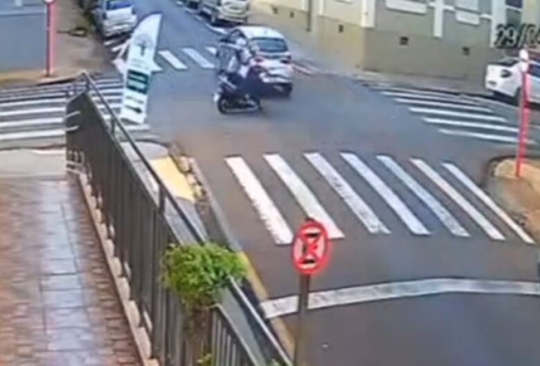 Motociclista foge após colidir contra carro em cruzamento no Centro
