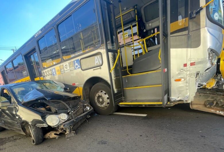 Colisão entre carro e ônibus é registrada na região central 
