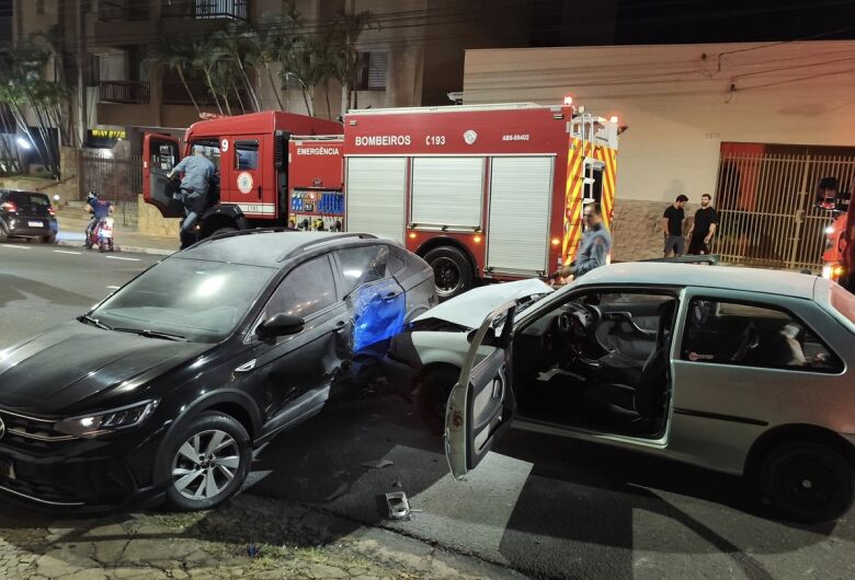 Colisão entre veículos causa princípio de incêndio próximo à rodoviária 