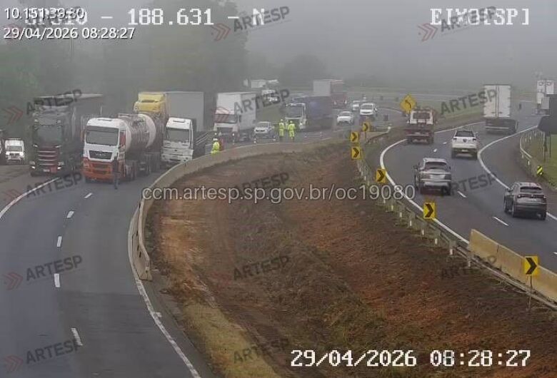 Colisão entre caminhão e carreta causa congestionamento de 4 km na Washington Luís