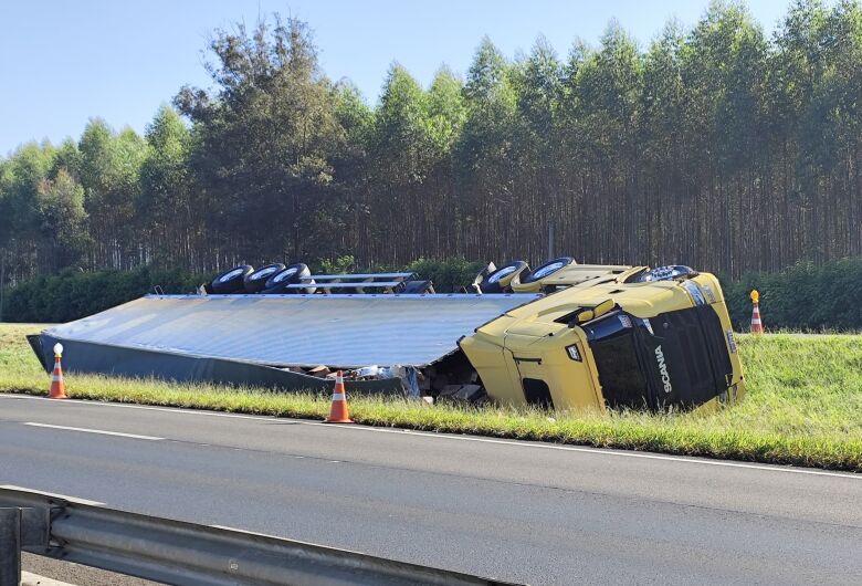 Caminhão tomba na Washington Luís, em São Carlos