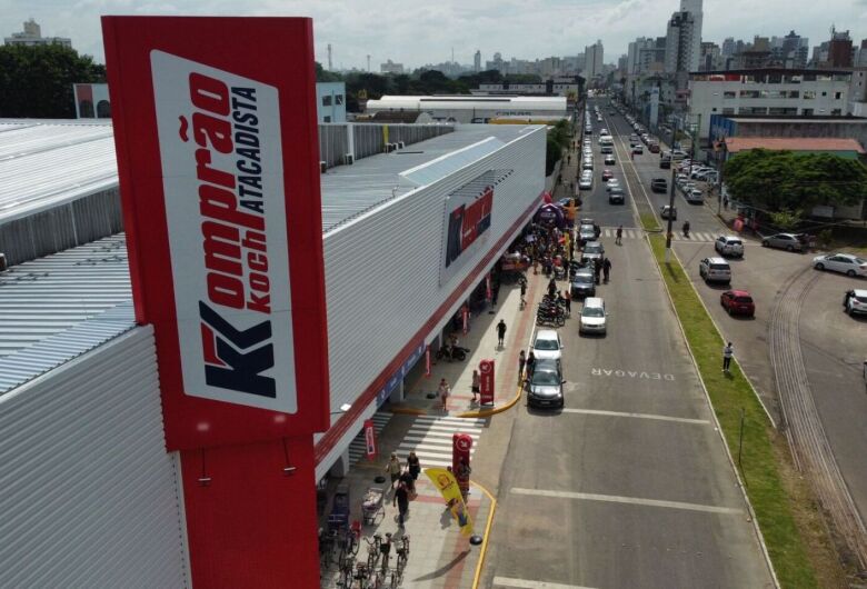 Supermercado inova com escala 5x2 e abre 140 vagas 