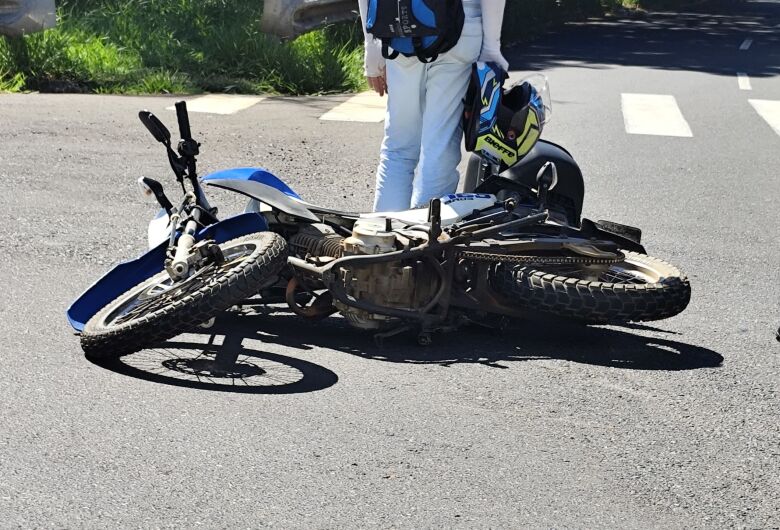 Colisão entre carro e moto deixa motociclista ferido próximo à USP 