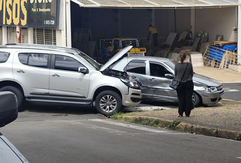 Carro avança "pare" e é atingido por caminhonete