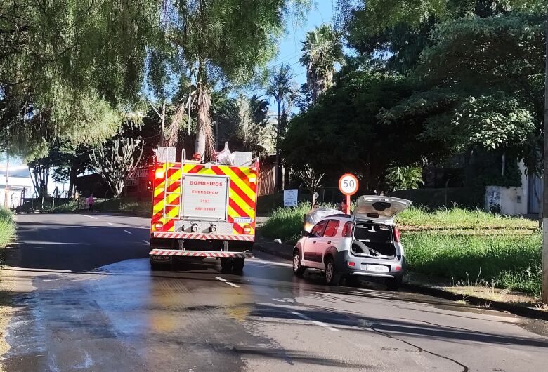Carro pega fogo na região central e mobiliza Corpo de Bombeiros