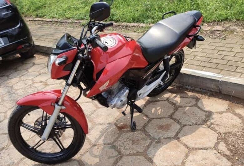 Moto é furtada no Centro é proprietária pede ajuda