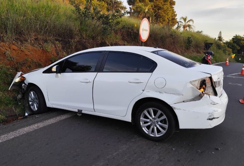 Acidente entre carro e caminhão é registrado em alça de acesso da Washington Luís