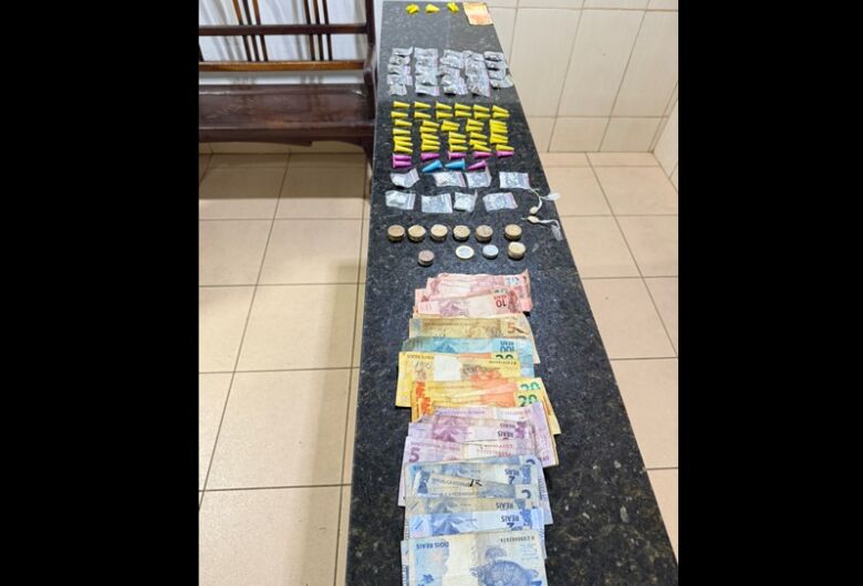 Homem é detido por tráfico de drogas após abordagem policial 